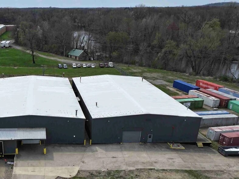 More Photos Of 125 E Broadway St, Three Rivers Warehouse For Lease