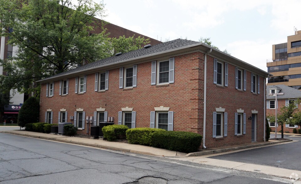 More Photos Of 6846 Elm St, McLean Office For Lease