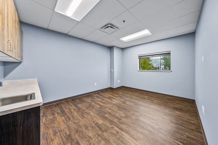 More Photos Of 2166 NW Vine St, Grants Pass Medical For Sale