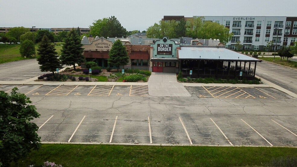 Primary Photo Of 535 Lakeview Pky, Vernon Hills General Retail For Sale