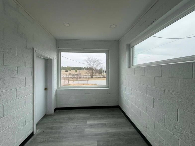 More Photos Of 902 S Eastern Blvd, Fayetteville Truck Terminal For Lease