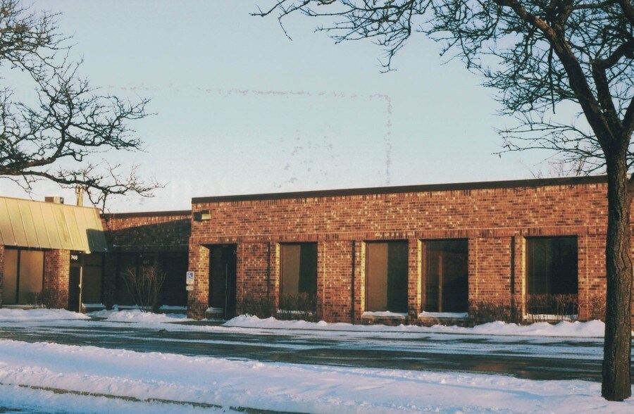 More Photos Of 702-778 W Algonquin Rd, Arlington Heights Warehouse For Lease