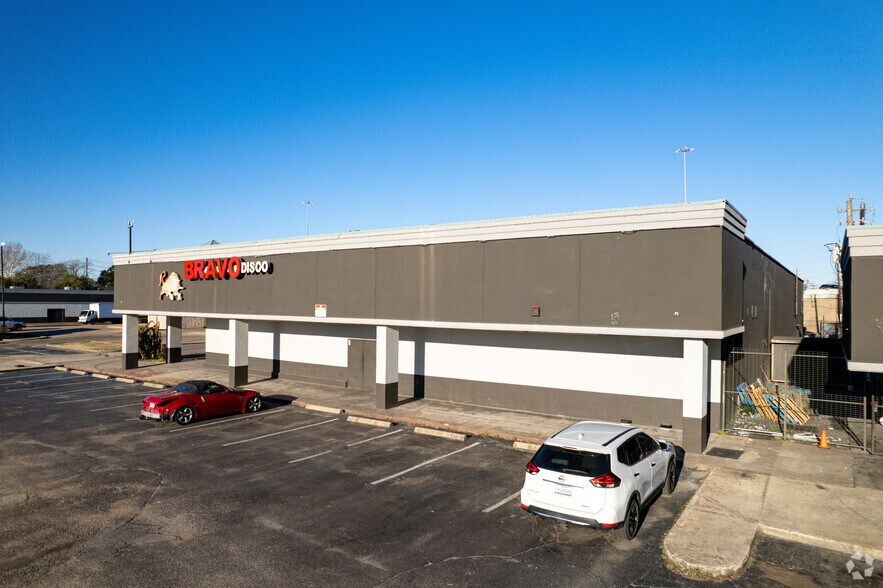 More Photos Of 8400-8700 S Gessner Dr, Houston Unknown For Lease