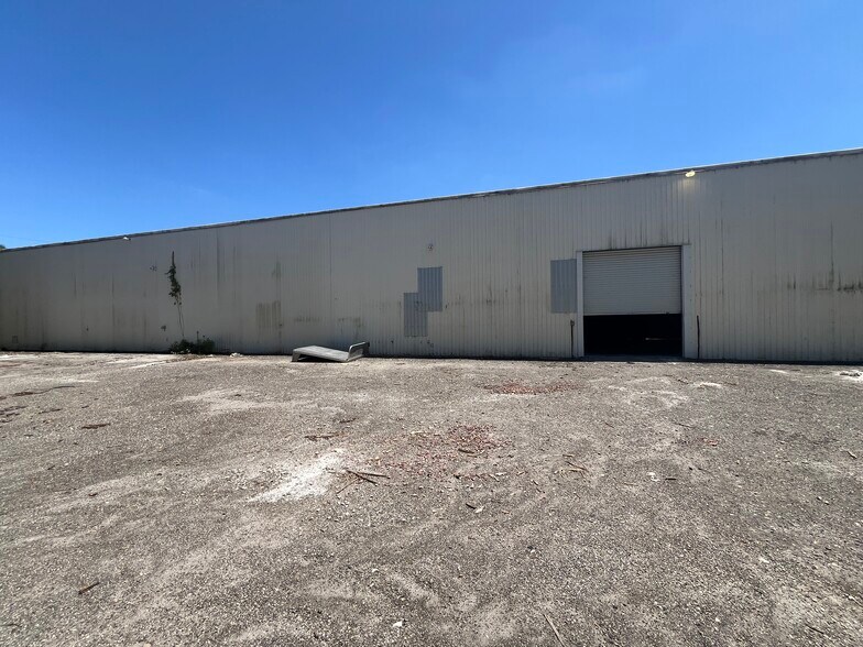 More Photos Of 2585 4th St, Fort Myers Warehouse For Sale