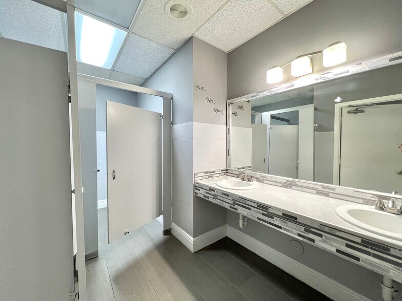 More Photos Of 3425 NW 73rd Ave, Miami Office For Lease