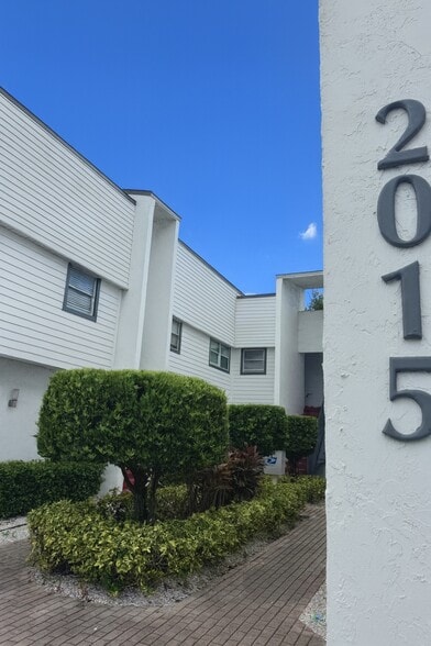 Primary Photo Of 2015 S Tuttle Ave, Sarasota Medical For Sale