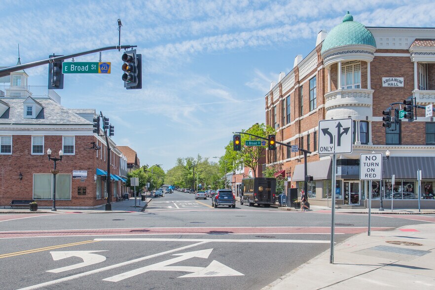 More Photos Of 82-84 Elm St, Westfield General Retail For Lease