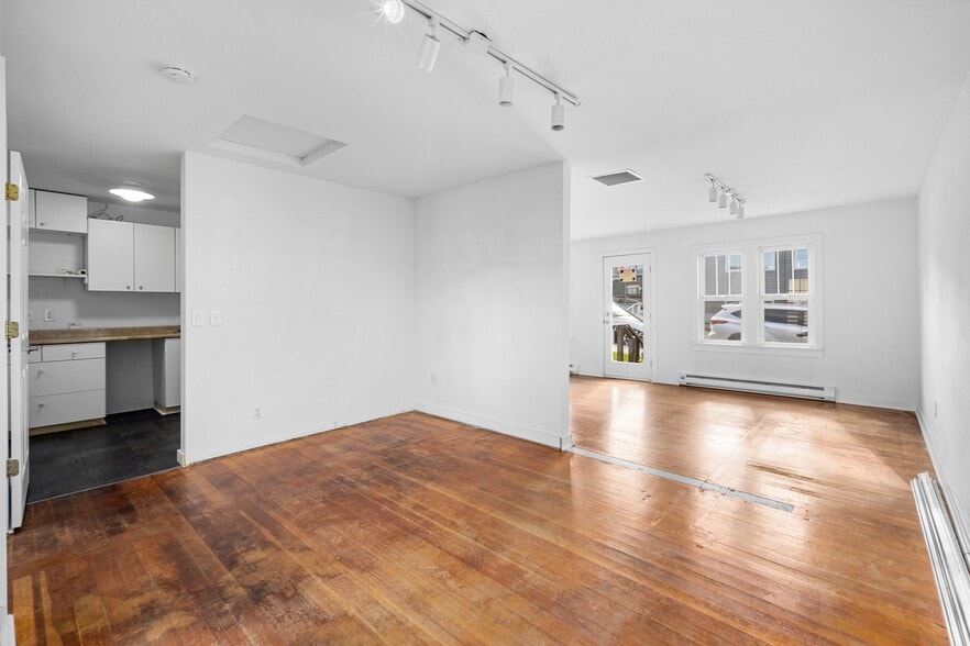 More Photos Of 605 Main St, Edmonds General Retail For Sale