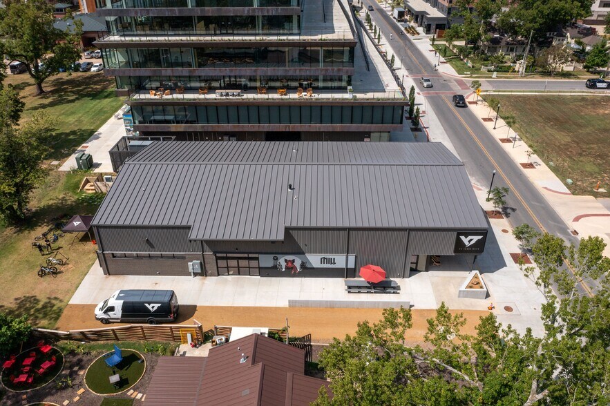 More Photos Of 306 S Main St, Bentonville Storefront For Lease