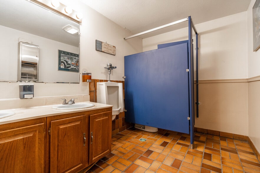 More Photos Of 4905 W Tuscarawas St, Canton Restaurant For Lease