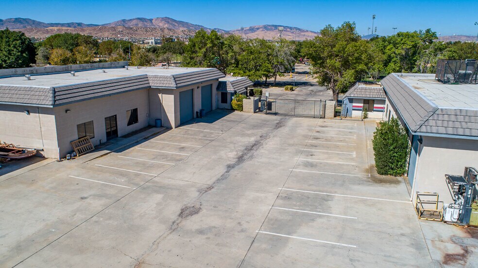 More Photos Of 39126-39130 3rd St E, Palmdale Service For Sale