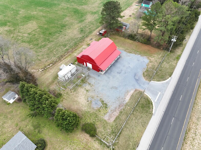More Photos Of 8977 DuPont Blvd, Lincoln Convenience Store For Sale