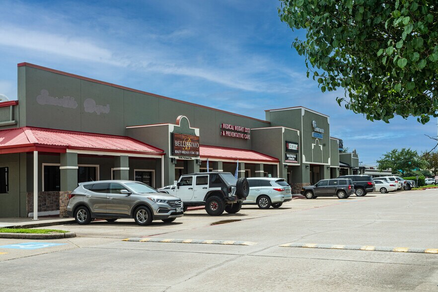 More Photos Of 117-133 W Parkwood Ave, Friendswood Storefront For Lease