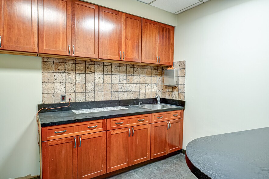 More Photos Of 585 Broadhollow Rd, Melville Warehouse For Lease