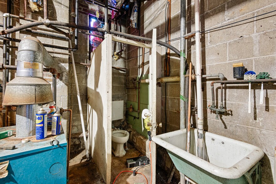 More Photos Of 9 E 44th St, Wilmington Office Residential For Sale