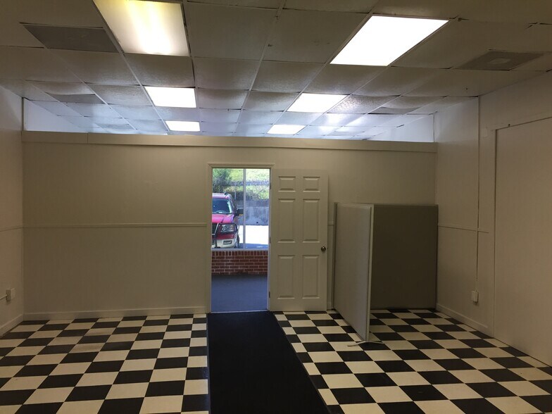 More Photos Of 309 Main St, Garden City Unknown For Lease