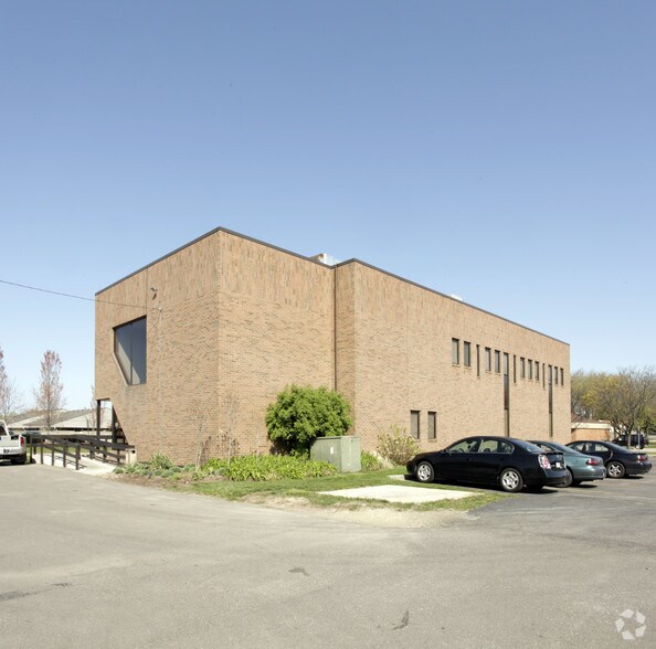 More Photos Of 555 W 14 Mile Rd, Clawson Medical For Lease
