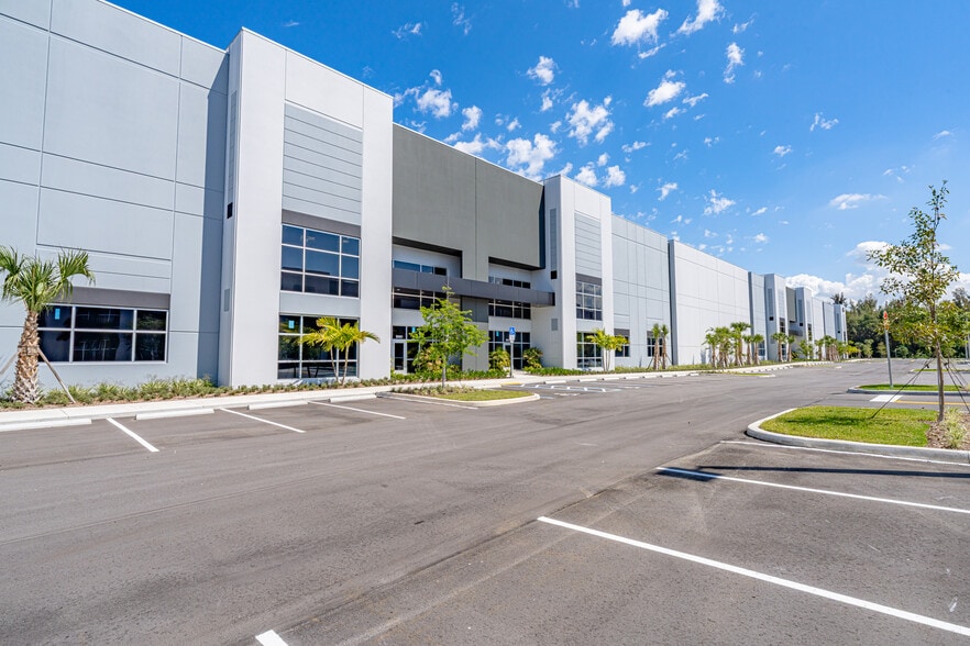 More Photos Of 20351 Sheridan St, Fort Lauderdale Unknown For Lease