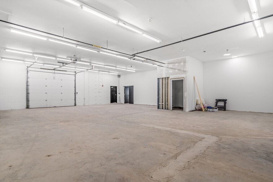 More Photos Of 894 Lafayette Rd, Seabrook Warehouse For Lease