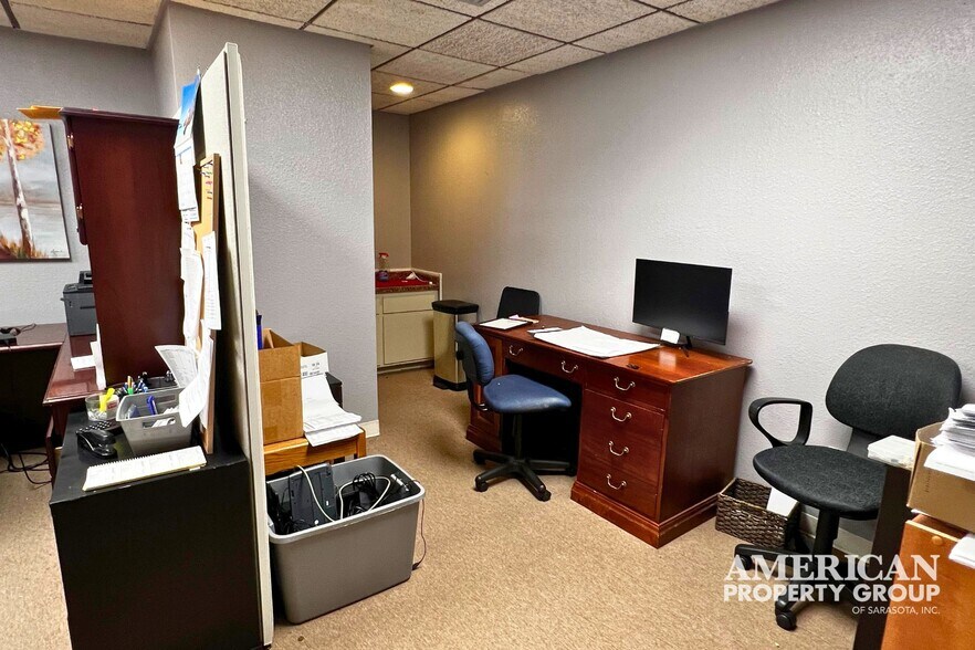 More Photos Of 2011 Bispham Rd, Sarasota Office For Lease