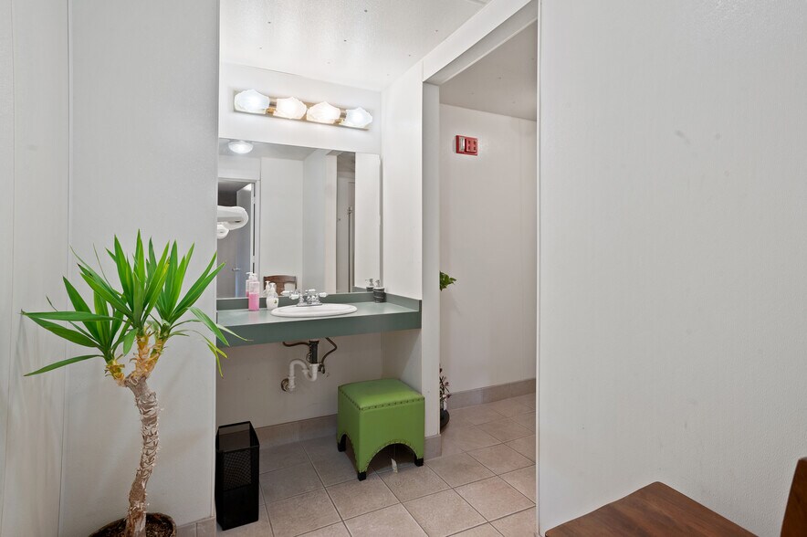 More Photos Of 2000 Columbia Ave, Franklin Freestanding For Sale