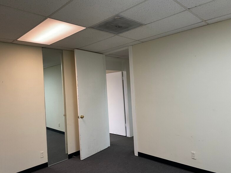 More Photos Of 1625 E 17th St, Santa Ana Office For Lease