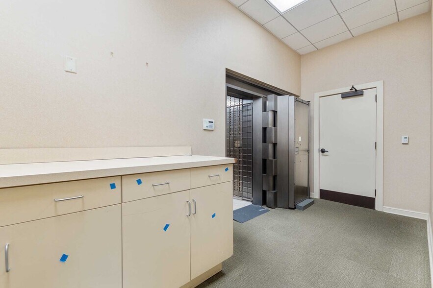 More Photos Of 1535 Benning Dr, Columbus Bank For Sale