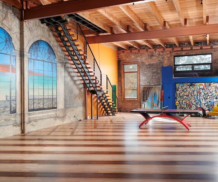 More Photos Of 128 N Campbell Ave, Chicago Showroom For Lease