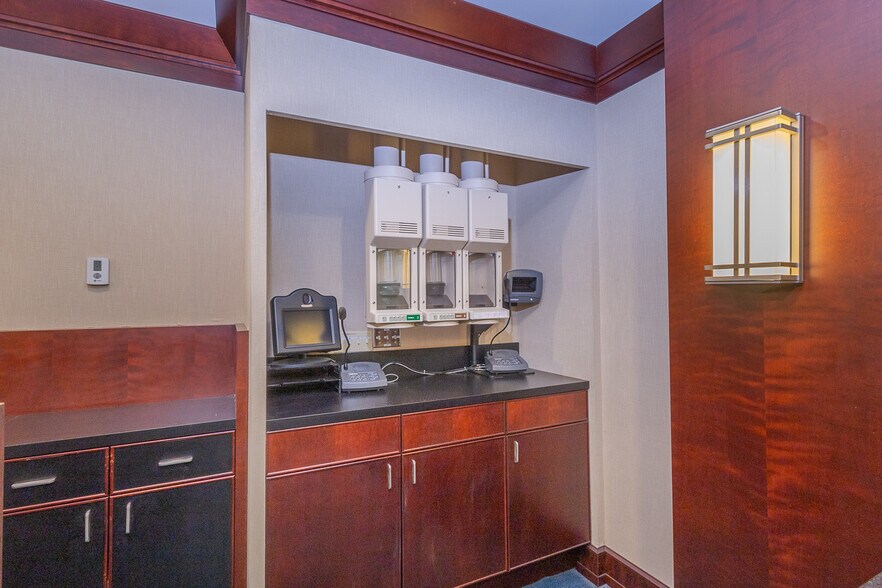 More Photos Of 129 N Main St, Anderson Office For Lease