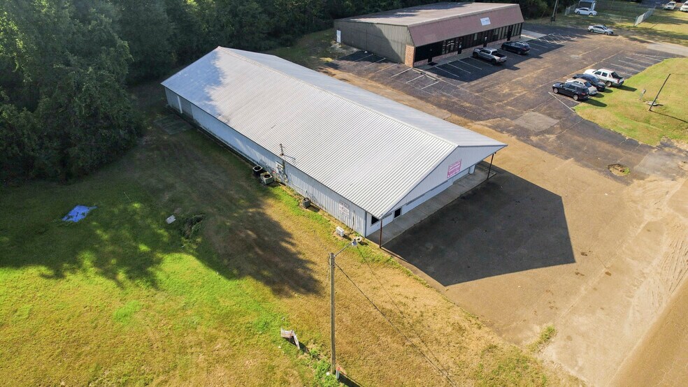 More Photos Of 903 S Locust St, Mccomb Freestanding For Sale