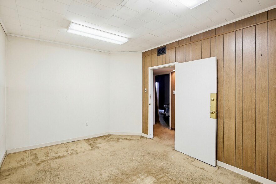 More Photos Of 14 W Saratoga St, Baltimore Office For Sale