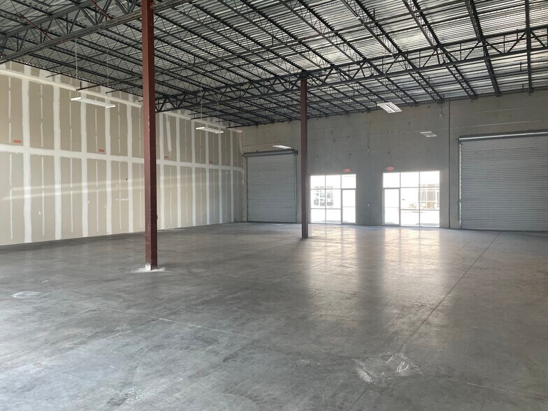 More Photos Of 588 Monroe Rd, Sanford Showroom For Lease