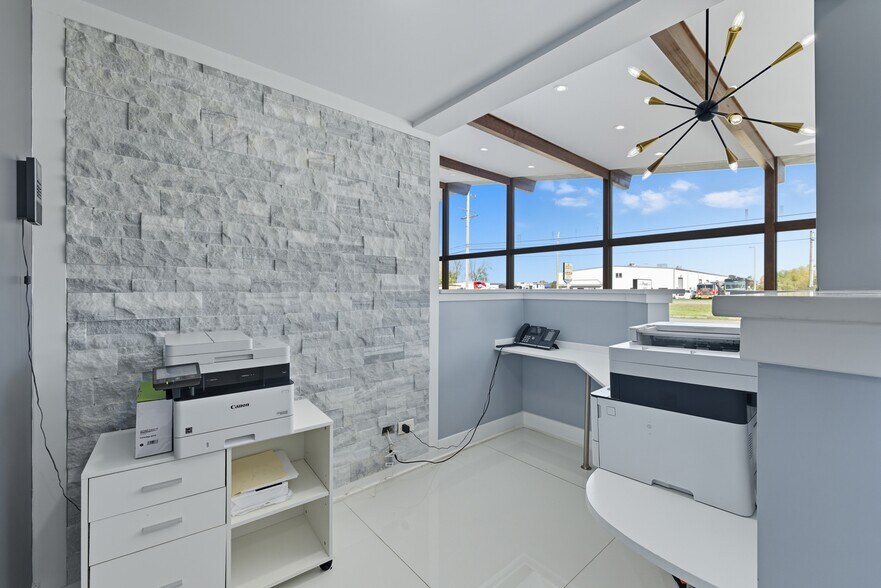 More Photos Of 801 W Grant Hwy, Marengo Showroom For Lease