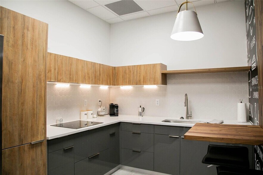 More Photos Of 1700 35th St, Orlando Warehouse For Lease