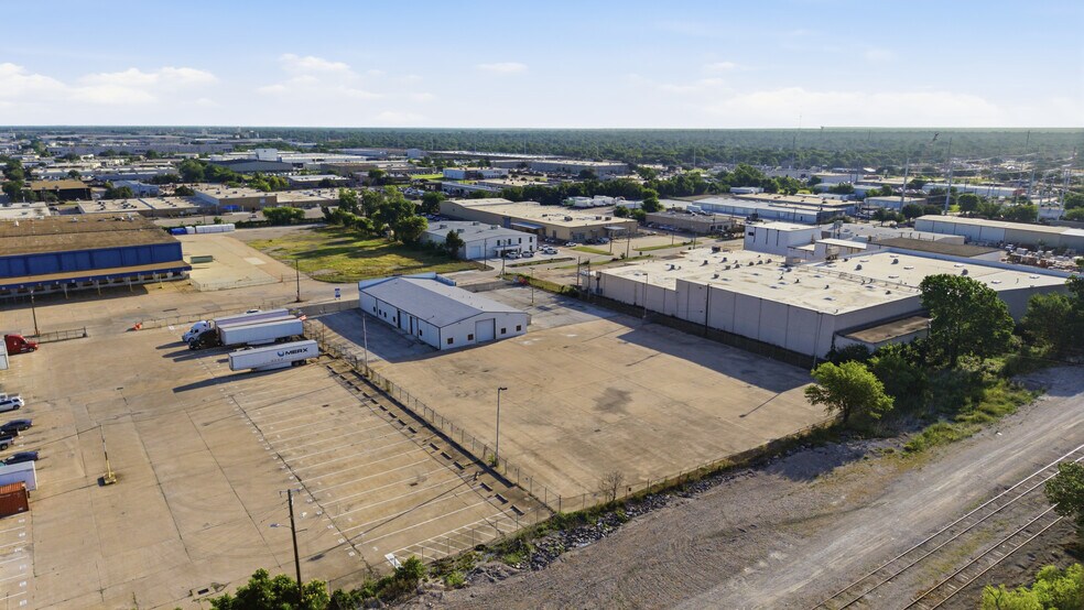More Photos Of 2820 Oakland Ave, Garland Truck Terminal For Lease