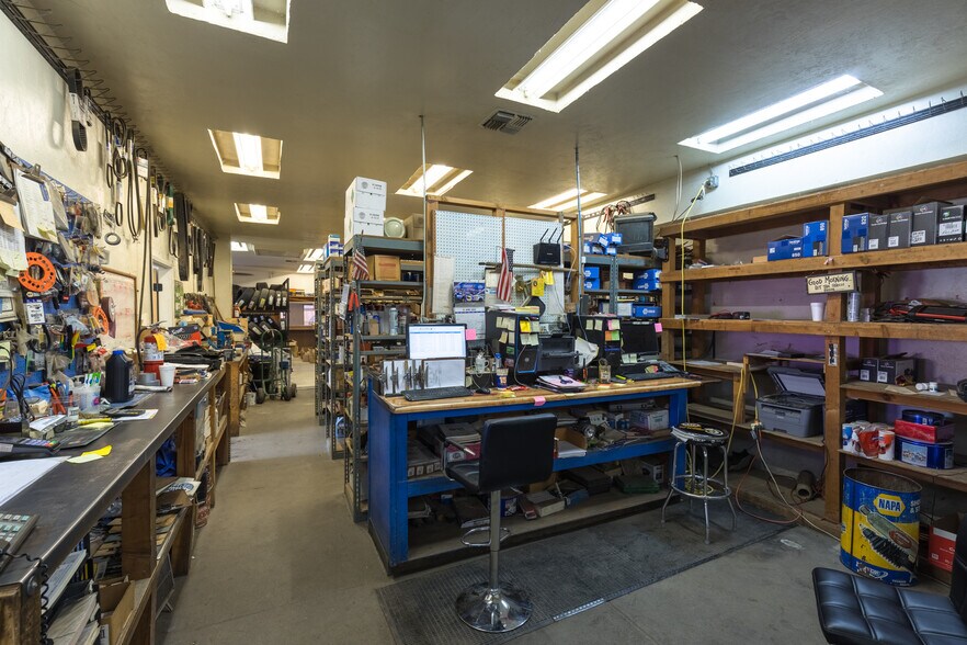 More Photos Of 609 N 7th St, Williams Auto Repair For Sale