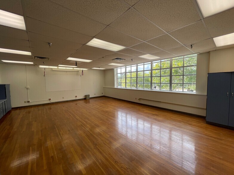 More Photos Of 216 E College St, Seguin Flex For Sale