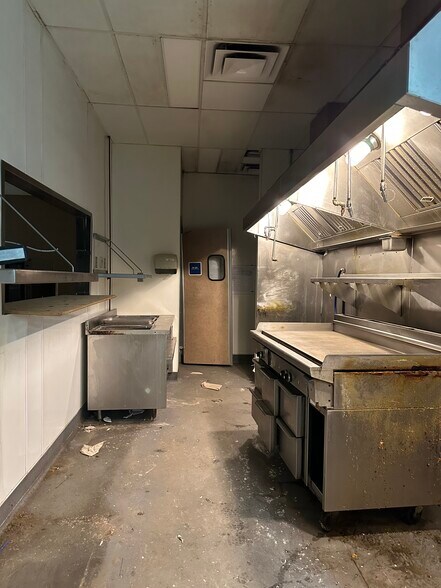 More Photos Of 1041 14 Av, Wainwright General Retail For Lease