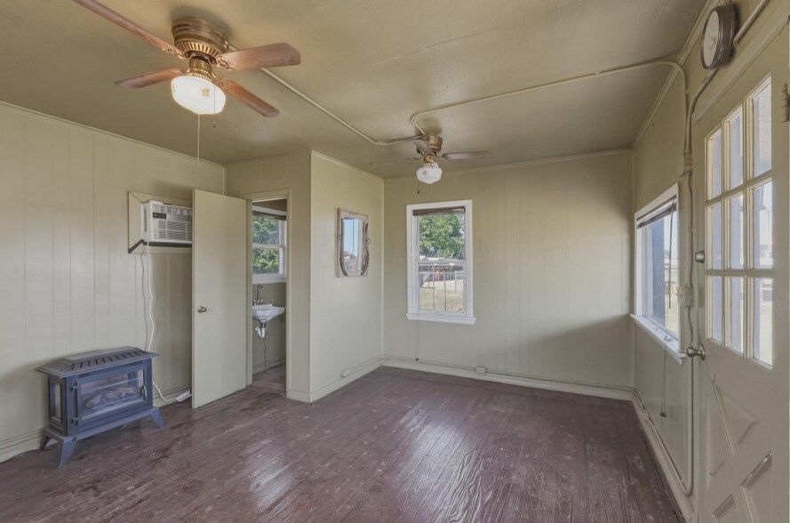 More Photos Of 2040 Fort Worth Hwy, Weatherford Industrial For Sale