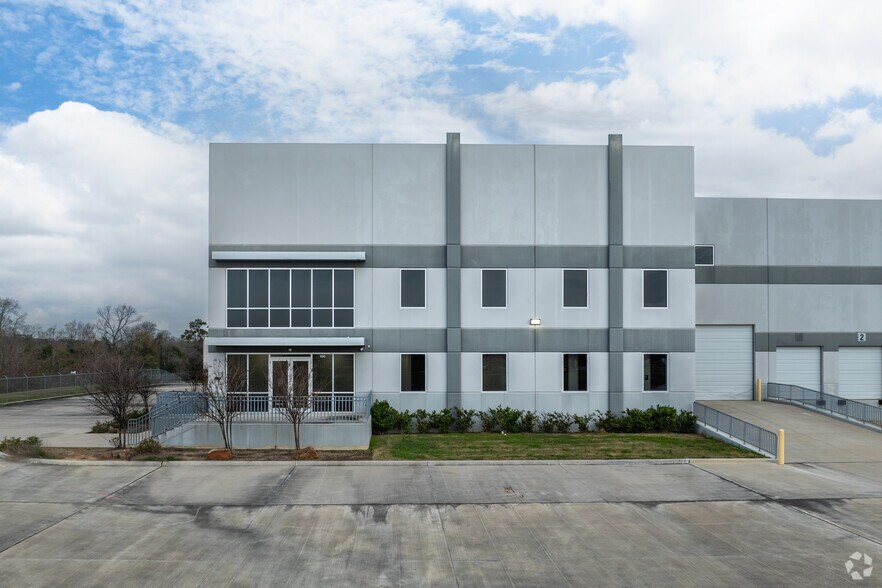 More Photos Of 1203 Thompson Park Dr, Baytown Distribution For Lease