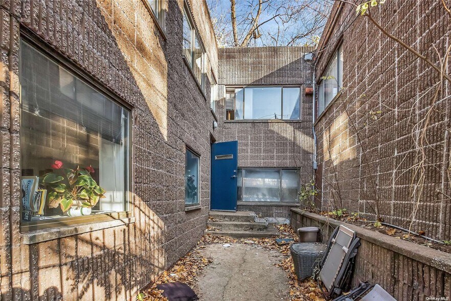 More Photos Of 83 Watermill Ln, Great Neck Office For Sale
