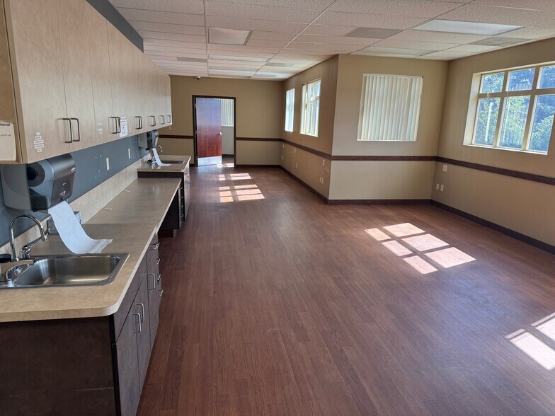 More Photos Of 2720 Commercial St, Salem Office For Sale