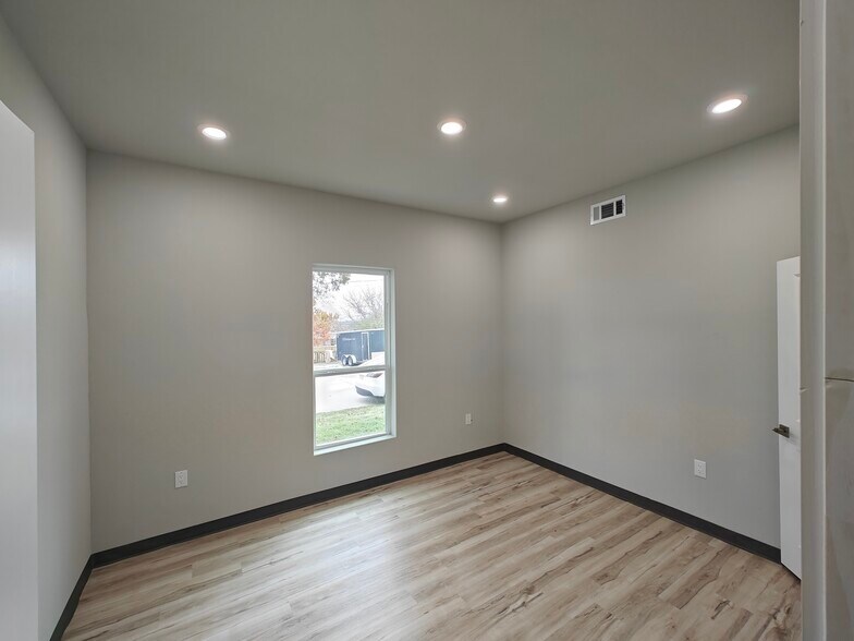 More Photos Of 701 E 1st St, Prosper Office For Sale