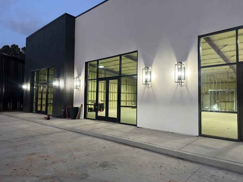 More Photos Of 1316 Sendera Ranch Dr, Magnolia General Retail For Lease