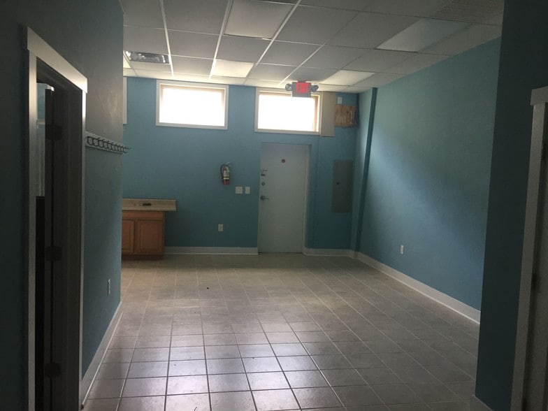 More Photos Of 6626 Gordon Rd, Wilmington Office For Sale