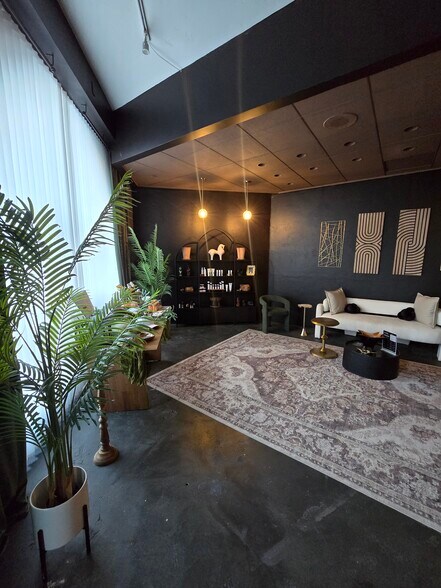 More Photos Of 511 E Balboa Blvd, Newport Beach Storefront Retail Residential For Lease