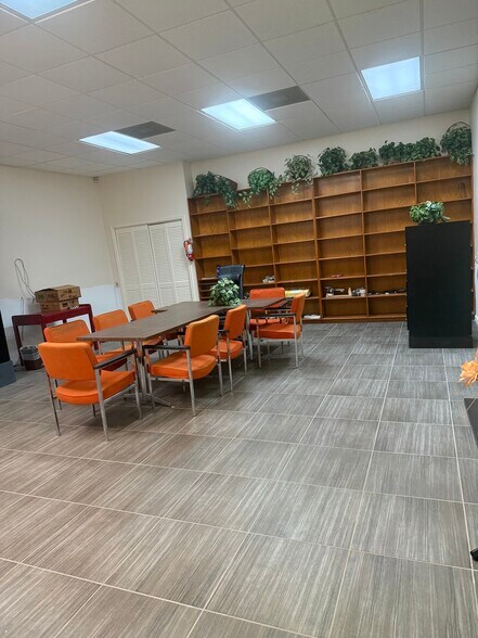 More Photos Of 10902 Roark Rd, Houston Warehouse For Lease