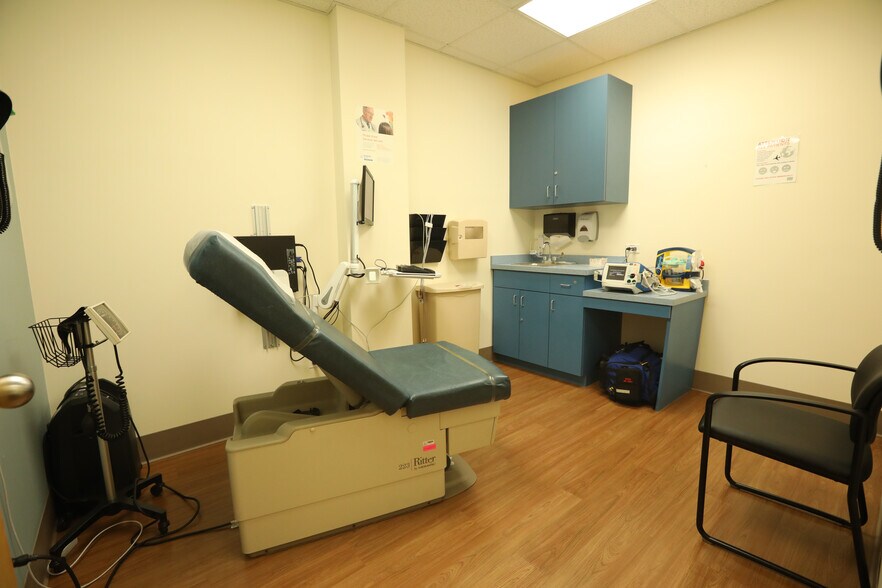 More Photos Of 211-20 Union Tpke, Oakland Gardens Medical For Lease