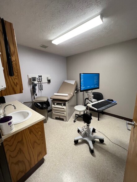 More Photos Of 1645 Rostraver Rd, Belle Vernon Office For Sale