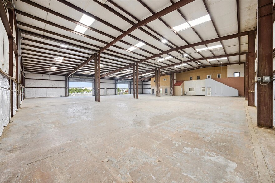 More Photos Of 16806 I-35 S, Buda Showroom For Lease